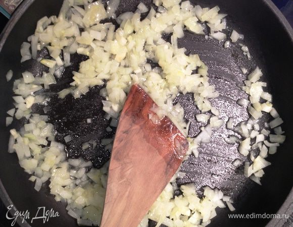 На сковороде разогреть кунжутное масло. Добавить лук, чеснок, имбирь и 1 ст ложку воды тушить до прозрачности лука минут 10. Добавить куркуму.