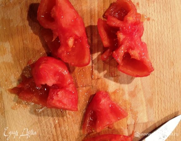 Помидор залить кипятком, оставить минут на 5. Отчистить от кожуры и семян.