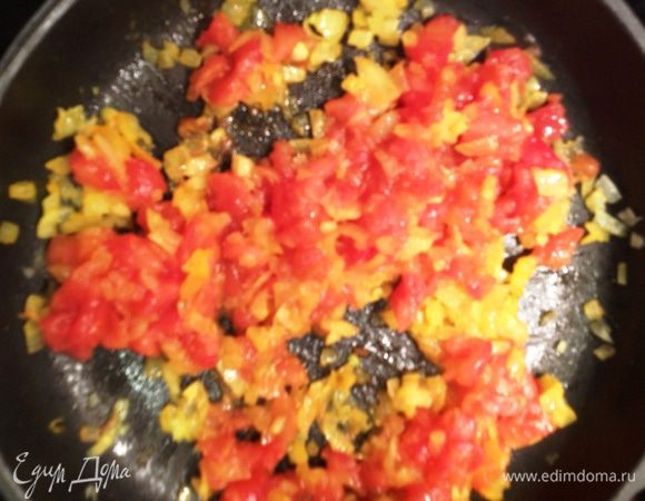 Добавить к луку, чесноку и имбирю, тушить минут 10.
