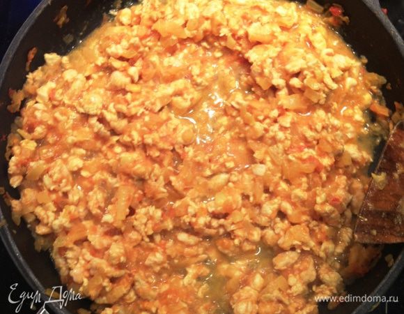 Добавить фарш, тушить до готовности фарша.