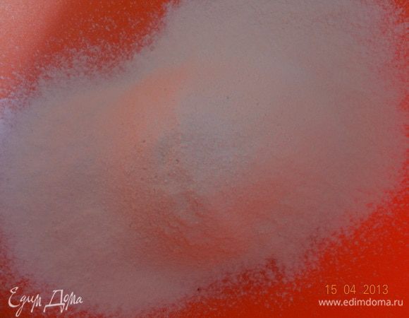 Муку, разрыхлитель, соду и соль просеять в миску.