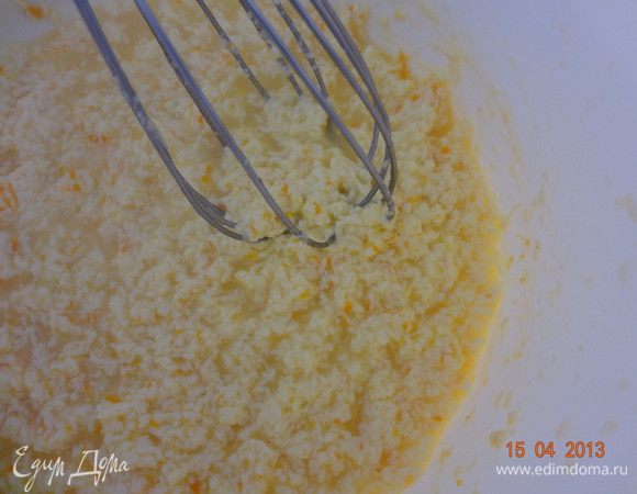 Яйца разбить в отдельную миску, чуть взбить венчиком и добавлять порционно к масляной смеси, она немного расслоится, потом гладкость восстановится.