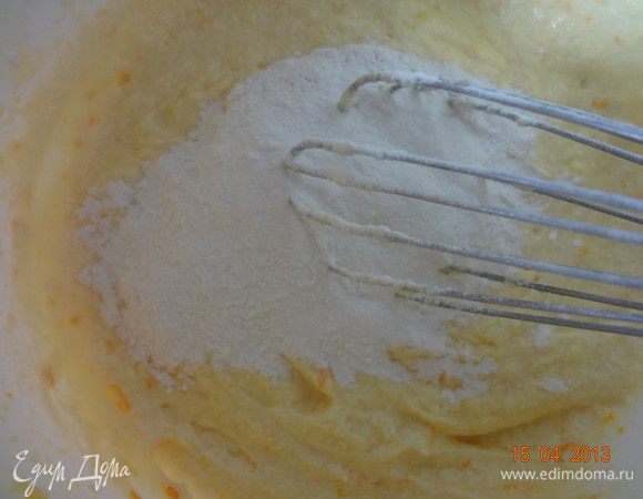 Продолжая взбивать добавить муку в три приема. Теперь масса должна стать гладкой и однородной.