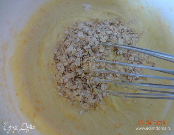 Ввести овсяные хлопья, хорошо перемешать.