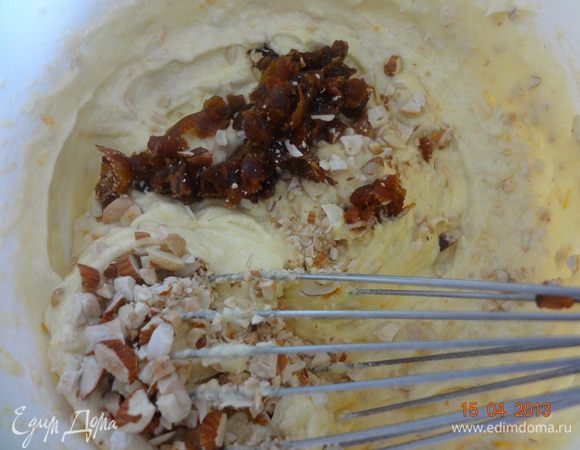 В последнюю очередь добавить орехи и финики. Вымешать.