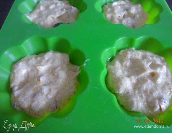 Выложить в формочки на 2/3, для печенья противень застелить пергаментной бумагой, ложкой выкладывать на большом расстоянии тесто в форме шариков (в духовке оно растечется лепешкой). В итоге из такого количества теста получается четыре кексика и 6 печенюшек.
