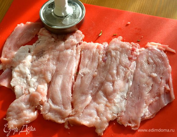 Половину тушки кролика (у меня - реберно-брюшная часть тушки) освободить предварительно от костей, разложить мясо "книжкой" и слегка отбить... 