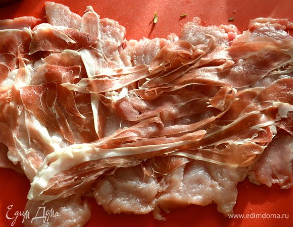 Выложить на кролика ветчину. 