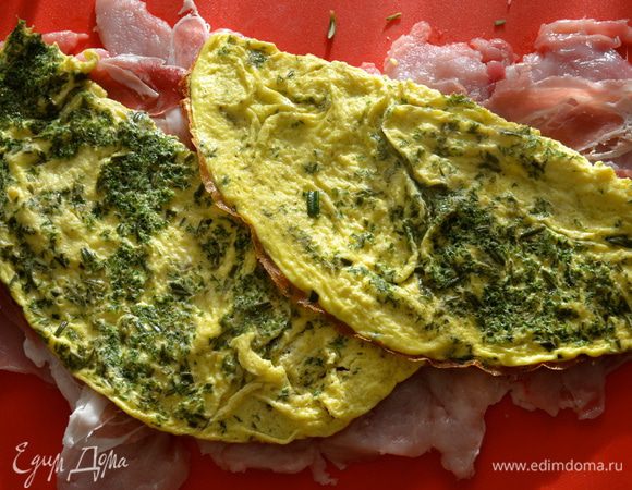 Сверху готовый омлет.