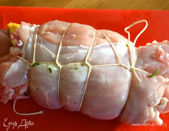 Скрутить рулет и связать его кухонной нитью.  