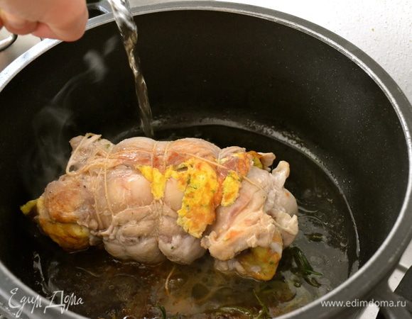 Влить немного (около 150-200 мл) белого вина. 