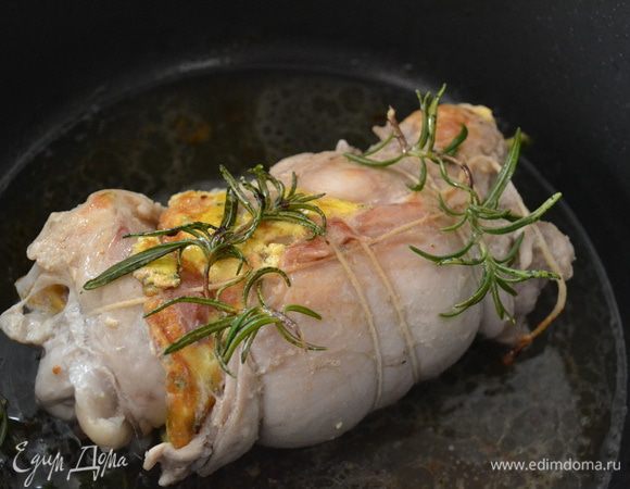 Подождать пока жидкость немного выпариться. Немного посолить и поперчить (по желанию) рулет. Учитывайте, что мы добавляли соль в омлет, а также в рулете есть сырокопченый окорок, который тоже соленый сам по себе... 