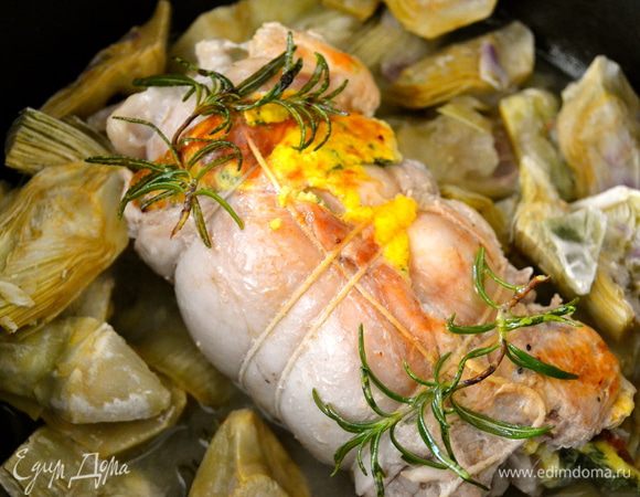 Добавить замороженный "сердца" артишока и выложить их вокруг рулета. Немного посолить и поперчить артишоки. 