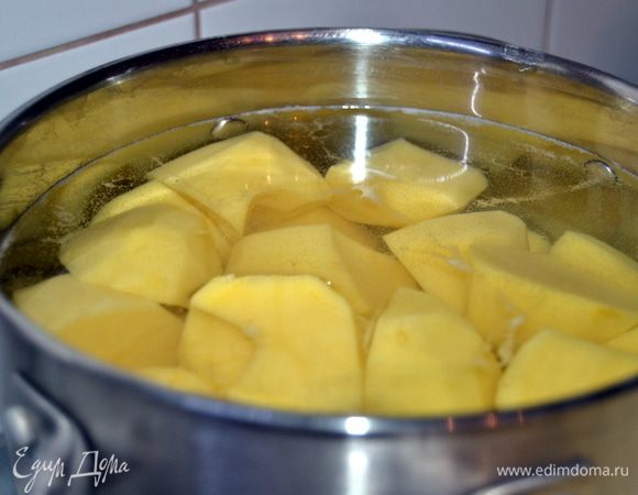 Картофель очистить и отварить до готовности.Не забыть посолить,когда закипит вода.