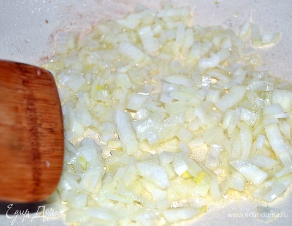 Лук мелко нарезать и обжарить на растительном масле.