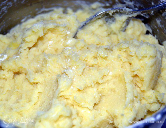 Муки добавляем в пюре столько,чтобы получилась достаточно плотная  масса.