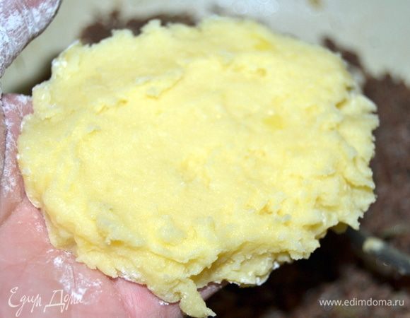 Руки обмакиваем в муку и ложкой на ладошку выкладываем пюре,оно немного уже остывшее.Делаем лепешку.