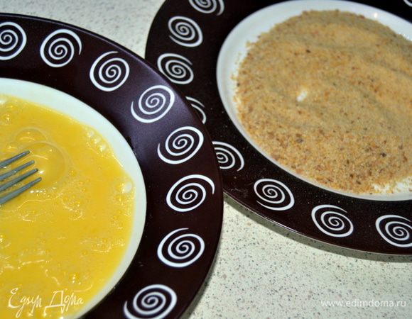 Обмакиваем сначала в разболтанное яйцо,затем обваливаем в сухарях.Так получается вкуснее,но проблема с тем,что когда биточек попадает в яйцо он становится мягким и скользким и его сложновато извлечь не нарушив форму.Но в панировочных сухарях ему уже можно придать нужную форму.