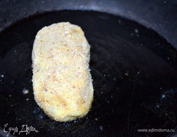 Обжариваем с двух сторон на разогретой сковороде с растительным маслом.
