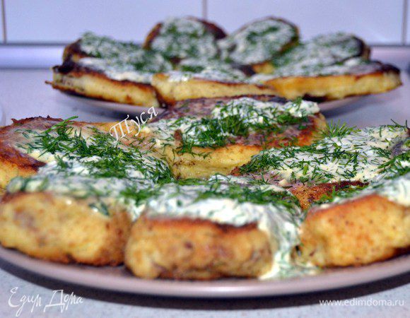 Готовые биточки выкладываем на блюдо и поливаем соусом.