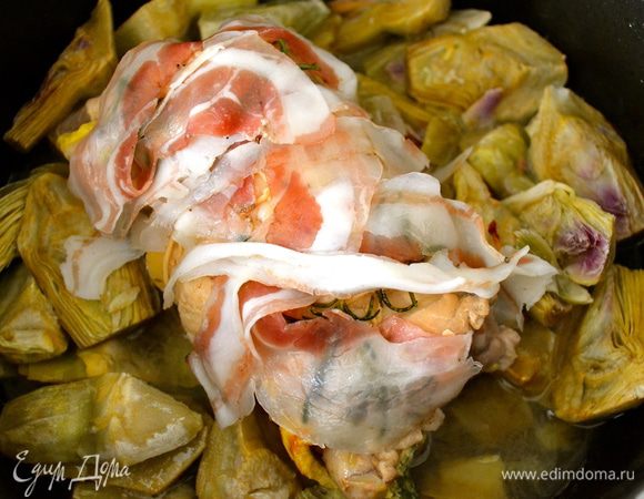 Подержать еще на огне минуты 3-5 и выложить на рулет полосочки бекона (или сала). В процессе запекания жир на беконе подтает и напитает мясо кролика - получится очень вкусно!!! 