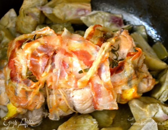 Поставить рулет запекаться в горячюю духовку на 30 минут. В процессе контролировать; если будет сильно зажариваться, накрыть фольгой. И смотреть, чтобы не выпарилась вся жидкость...