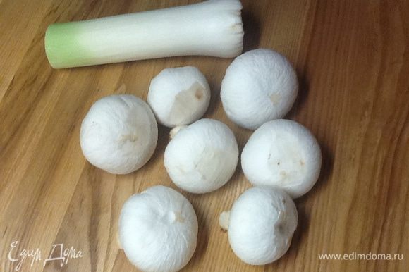 Почистить грибы и лук