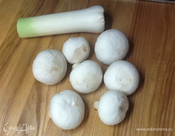 Почистить грибы и лук