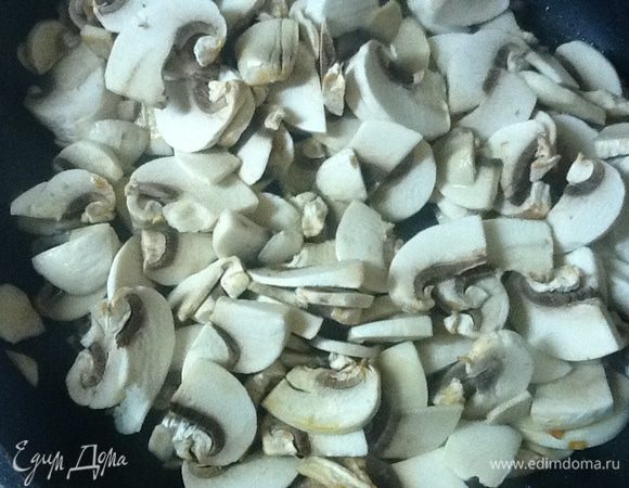 Нарезанные грибы положить в ту же сковороду, где был лук-порей. Его мы уже переложили в другую емкость. 