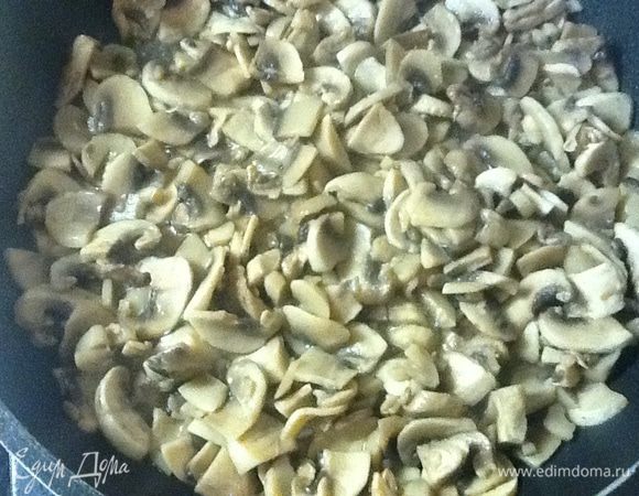Грибы выделяют жидкость, и пропитываются ароматом лукового масла.