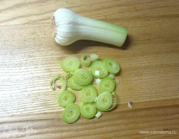 Когда жидкость из грибов исчезла, добавляем чеснок