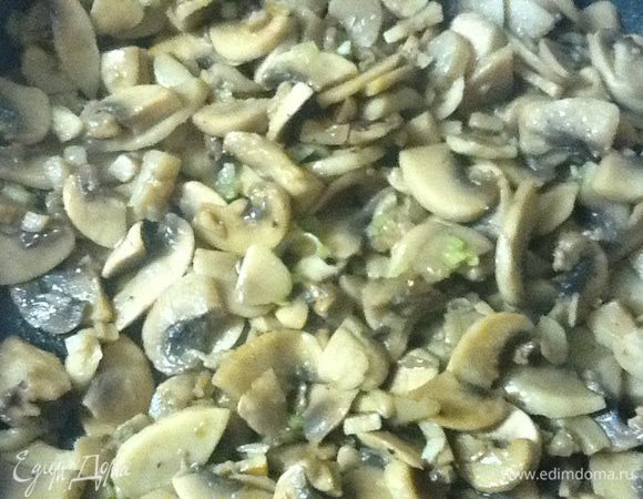 Перемешиваем и одну минуту обжариваем.