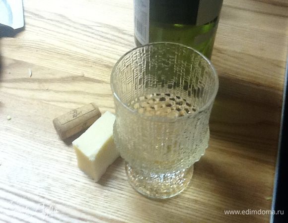 Добавляем вино, выпариваем. Его лук впитывает мгновенно, не оставляя шанса грибам.