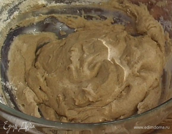 Всыпать ржаную муку, вымесить и поставить на 30 минут в теплое место.