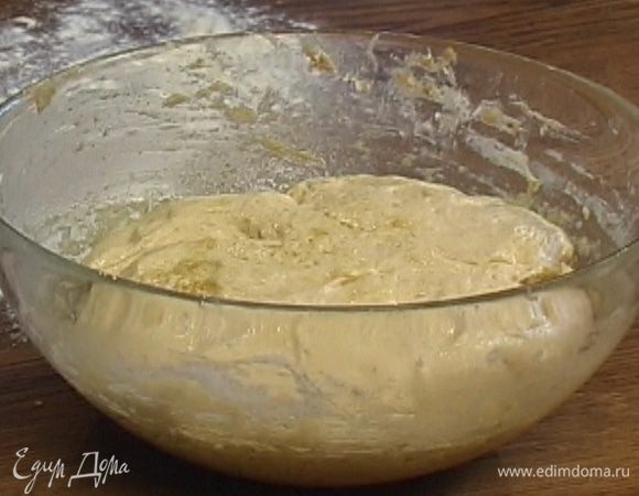 Влить в опару теплое молоко, 2 ст. ложки оливкового масла и 125 мл теплой воды, добавить соль и пшеничную муку и замесить тесто, затем поставить его еще на 2 часа в теплое место.