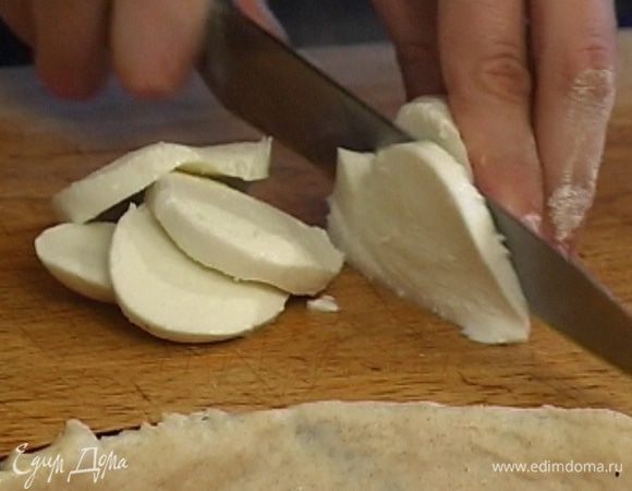 Моцареллу порезать кружками.