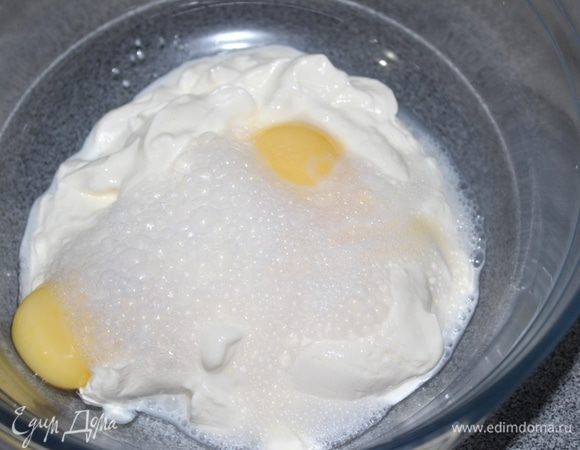 Смешиваем: 3 желтка, 100 г сметаны и 1/2 ч.л. соды (погашенной уксусом)