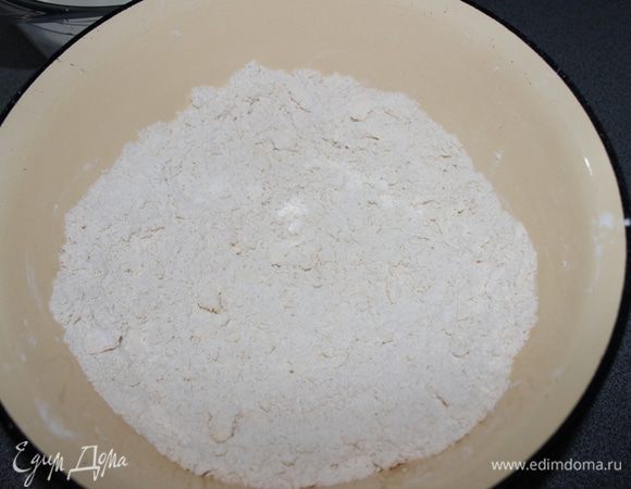 Отдельно смешиваем: 200 г маргарина и 3 ст. муки.
Маргарин натереть на терке и смешать с мукой