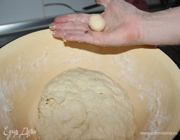 Замешиваем тесто. Делаем из теста примерно такие шарики, как на фото