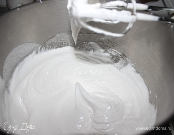 Для начинки ушек:
Смешиваем: 3 белка и 1 стакан сахара.Взбиваем до густого безе.