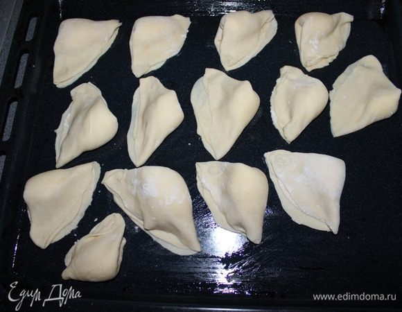 Выкладываем на противень, предварительно смазанный раст.маслом.