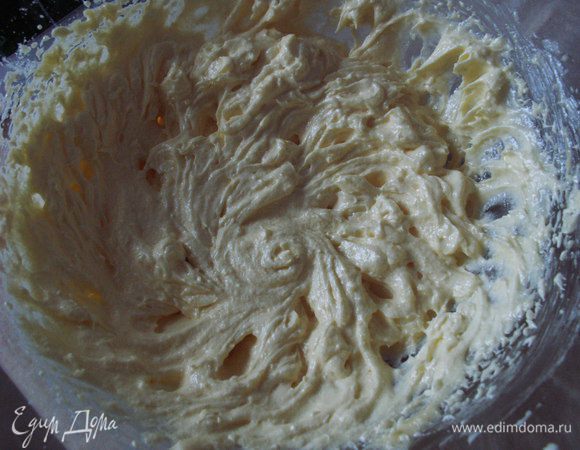  Размягченное сливочное масло взбиваем с сахаром, добавляем желтки и снова хорошо взбиваем.