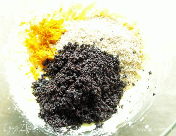  Добавляем мак, миндальную муку, цедру апельсина, щепотку соли и перемешиваем лопаткой. 