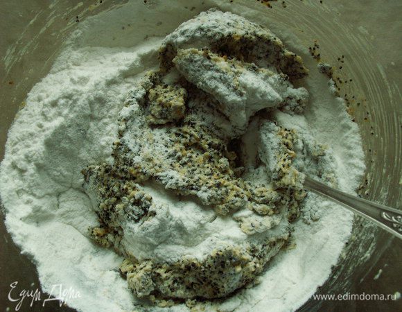  Кладем муку с разрыхлителем и размешиваем. Отдельно взбиваем белки в крепкую пену.