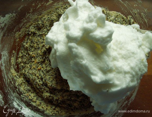  Аккуратно вводим белки в тесто.