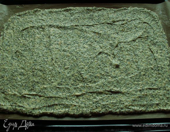 Духовку разогреваем на 180С. Тесто выкладываем на противень, застеленный пекарской бумагой (бумагу предварительно смазываем сливочным маслом) .Ставим в духовку на 15-20 минут.