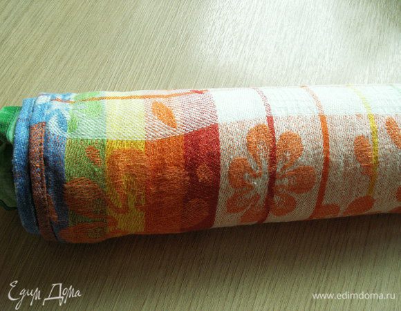  Готовый корж сворачиваем в рулет и даем ему полностью остыть.( я боялась, что бисквит потрескается при скручивании и перед тем, как сворачивать накрыла горячий бисквит влажным полотенцем на несколько минут. Уж и не знаю, это ли помогло, но ни одной трещинки даже не наметилось.)