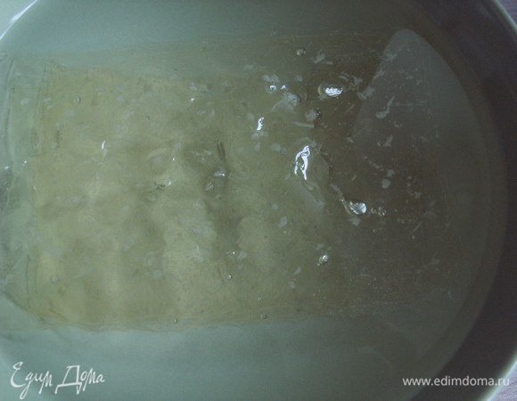  Готовим крем. Желатин заливаем холодное водой и даем разбухнуть 10 минут. Из облысевшего апельсина выжимаем сок. Желатин процеживаем.