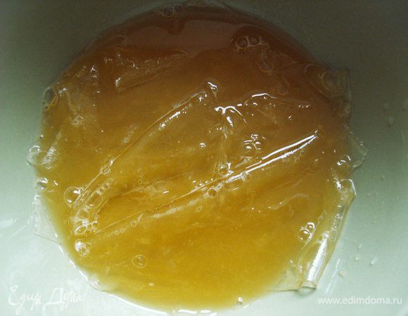  Добавляем 6 ст. ложек сока к желатину и разогреваем, но не кипятим.