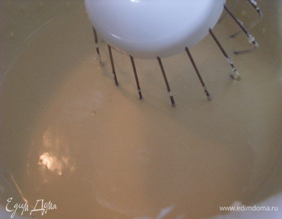  Маскарпоне взбиваем с сахарной пудрой, желтками и 2 ст. ложками апельсинового сока. Добавляем растопленный желатин и еще раз взбиваем. Ставим крем в холодильник на 40-50 минут до загустения.